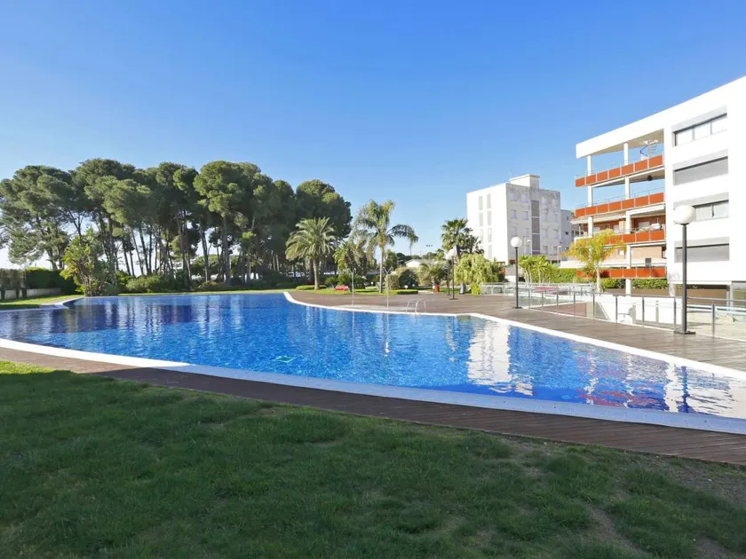 House with hot tub, barbecue & heated pool - Image 1
