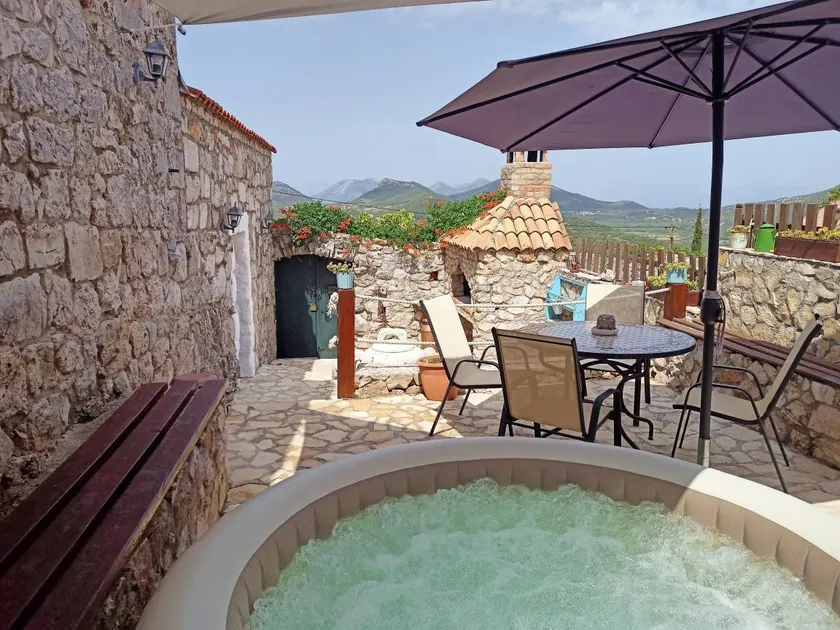Lovely holiday home with garden, BBQ & jacuzzi | Water view | Dogs allowed - Image 1