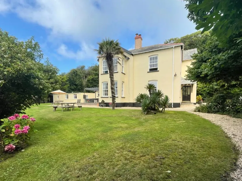 Cottage with garden & hot tub - Image 1