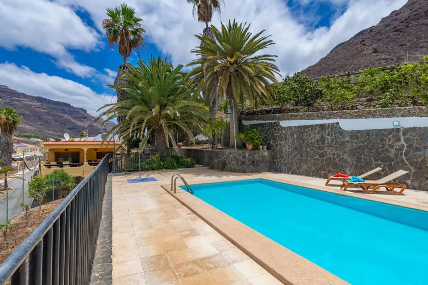 House with terrace, pool & garden | Suitable for remote work - Image 1