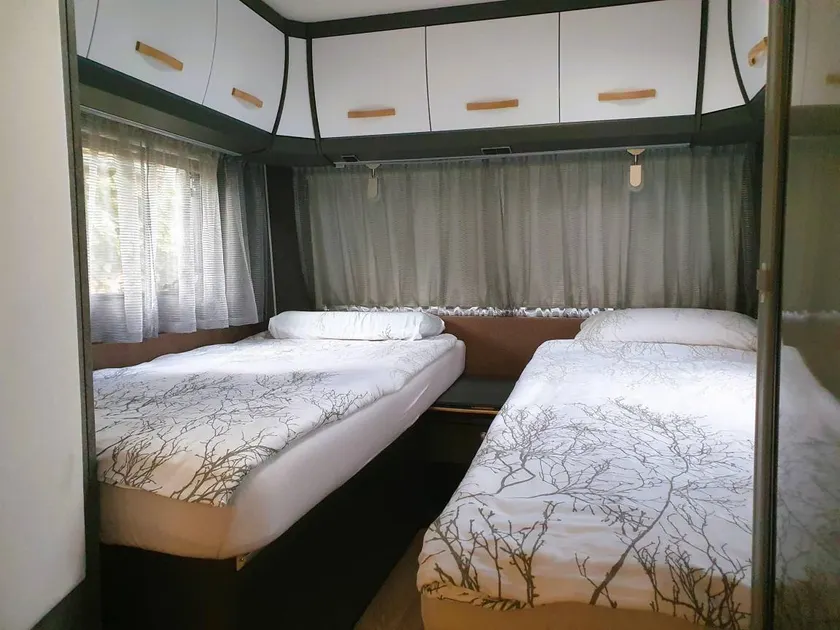 Caravan with garden - Image 1