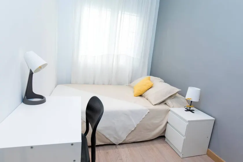 Private room | Close to Carmen Gate - Image 1