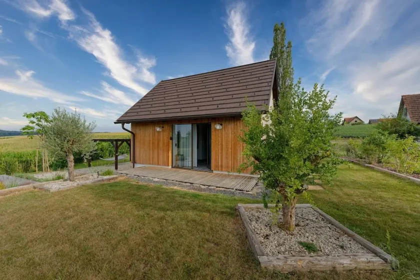 House with jacuzzi, garden & terrace | Garden view | Pets allowed - Image 1