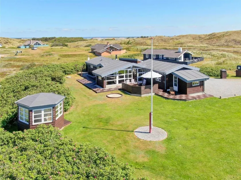Holiday home with jacuzzi, sauna & terrace - Image 1