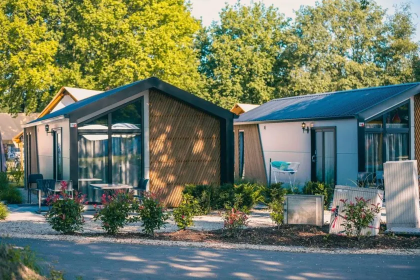 Chalet avec jardin, piscine et terrasse - Image 1