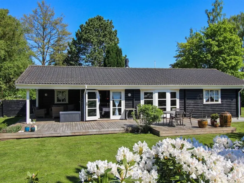 Family-friendly charming holiday home with terrace, sauna & garden | Next to the beach | Pets are welcome - Image 1