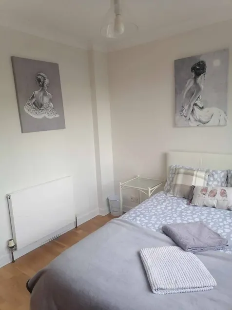 Merveilleuse chambre privée adaptée aux familles avec jardin, terrasse et piscine privée | Vue jardin - Image 1
