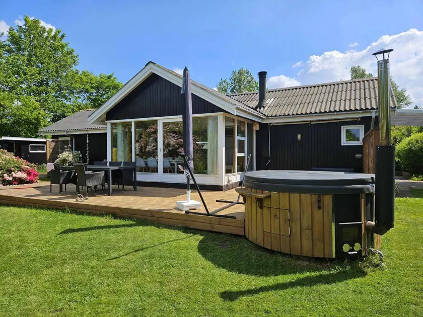 House with garden, terrace & BBQ - Image 1