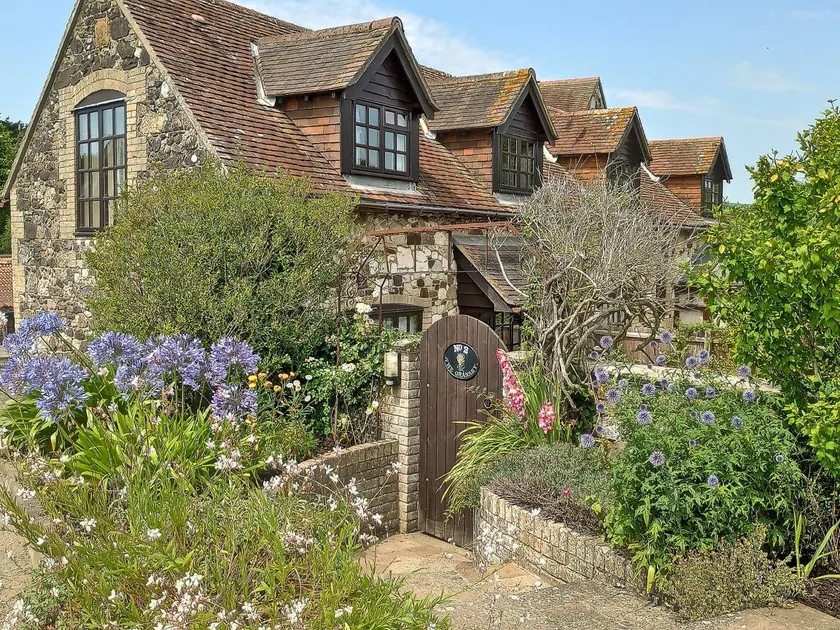 Cottage with garden - Image 1