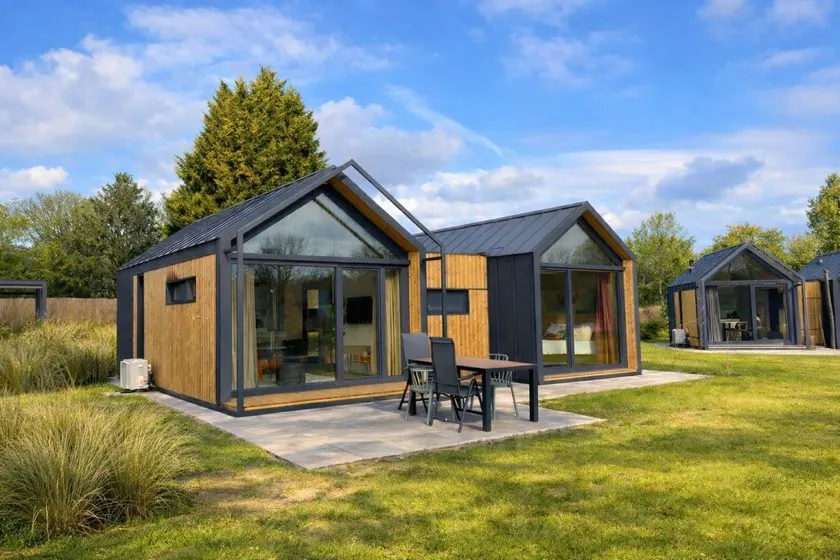 Experience tranquility and nature at the Cosy Family Lodge on Camping Si-Es-An. Luxury lodge for 6 people by the fishing pond. - Image 1