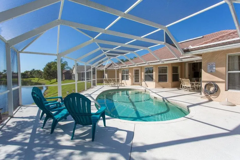 Holiday home with terrace, barbeque & private pool | Lake view - Image 1