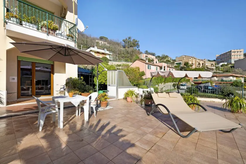 Wonderful apartment with garden & terrace | City view - Image 1