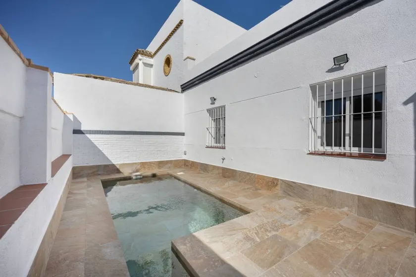 Holiday home with private pool & terrace - Image 1