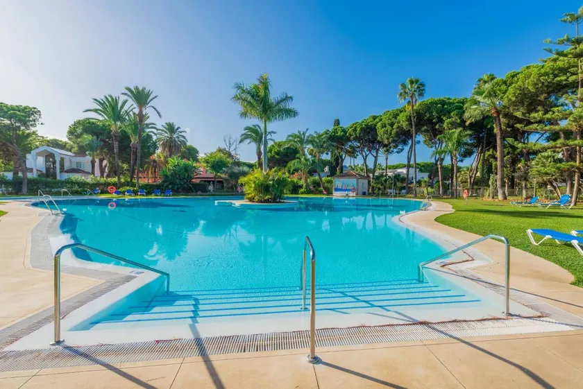 Spacieux appartement de vacances entièrement équipé avec jardin, piscine chauffée et terrasse | Vue montagne | À côté de la plage - Image 1