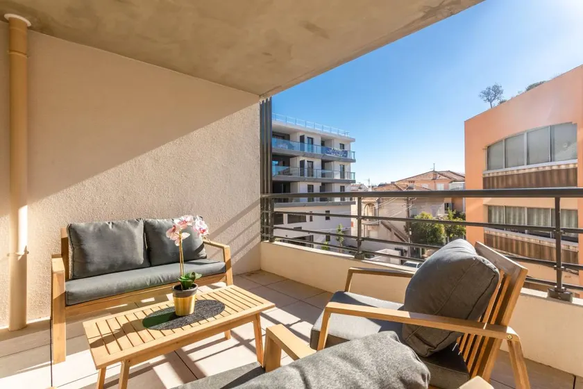 Apartment with terrace | City view - Image 1