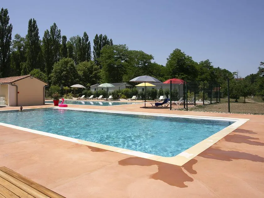 Chalet with terrace & pool | Pet-friendly - Image 1