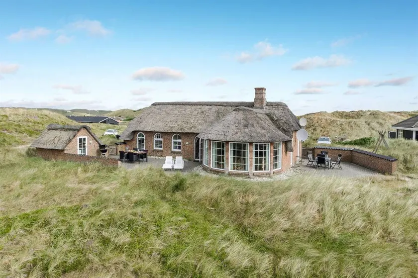 Family-friendly house with sauna, hot tub & terrace - Image 1