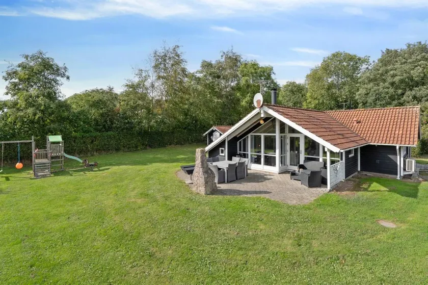 Family-friendly house with hot tub, terrace & sauna - Image 1