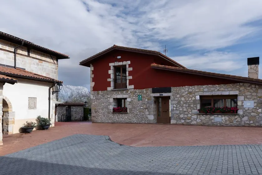 Country House 'Legaire Etxea' with Mountain View, Private Garden and Wi-Fi - Image 1