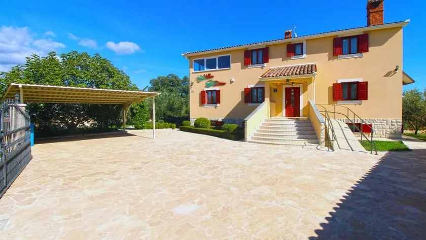 House with jacuzzi, pool & BBQ - Image 1