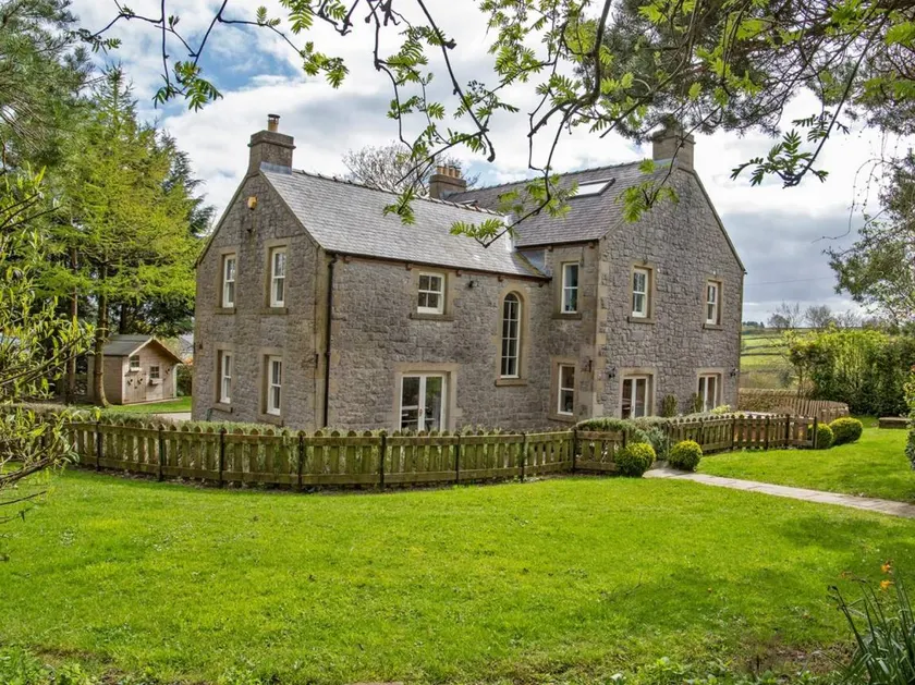 Fully equipped pleasant cottage with garden, BBQ & hot tub | Dogs allowed - Image 1
