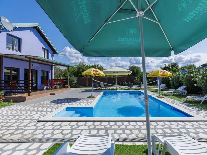 Fully equipped house with terrace, garden & private pool | Pets are welcome - Image 1