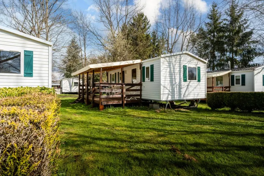Mobile home with garden, terrace & pool - Image 1