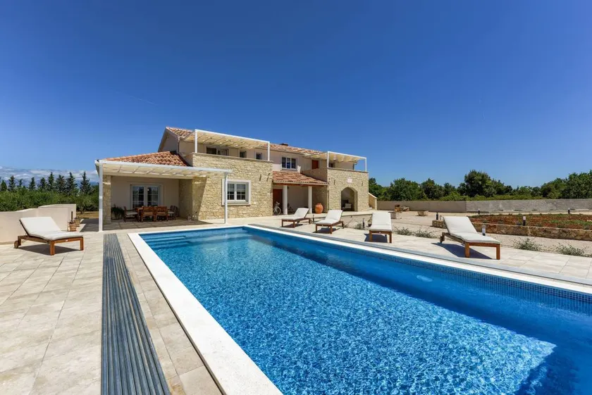 Villa with terrace, BBQ & pool - Image 1