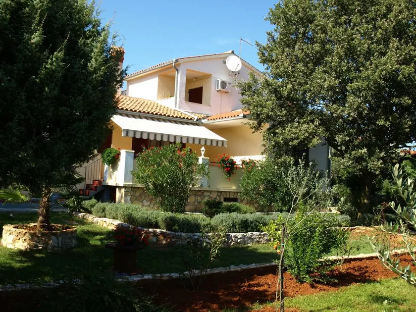 Holiday home with barbecue, terrace & garden - Image 1