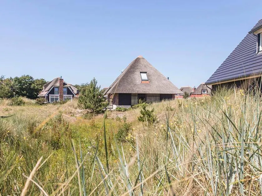 Children-friendly big bungalow with heated pool, sauna & terrace - Image 1