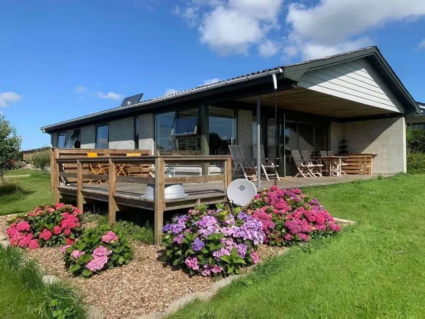 Holiday home with terrace & barbeque - Image 1
