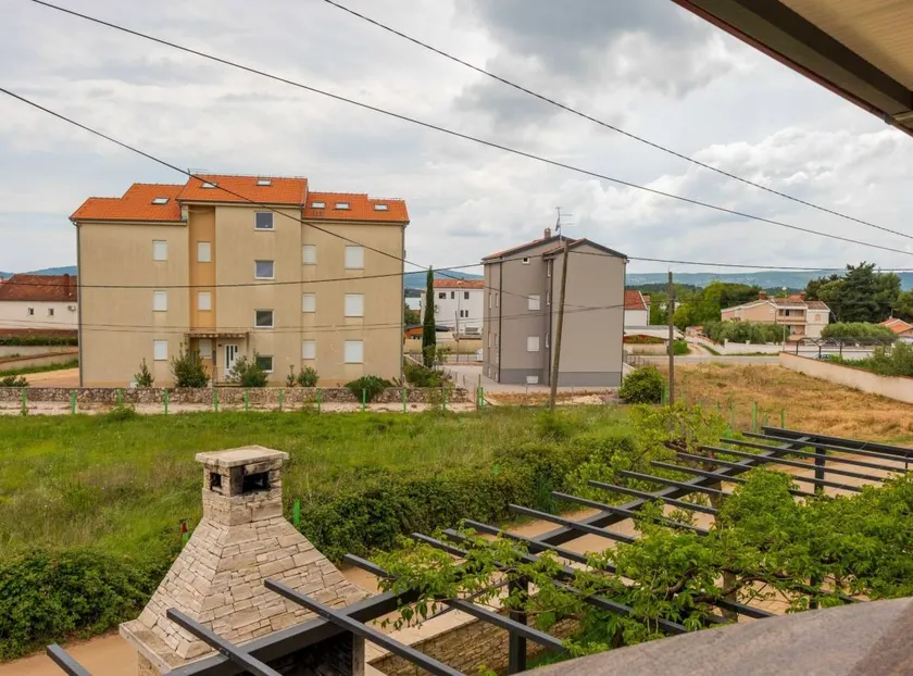Casa con terraza, barbacoa y jardín - Image 1