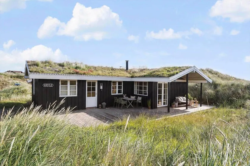 Holiday home with terrace - Image 1