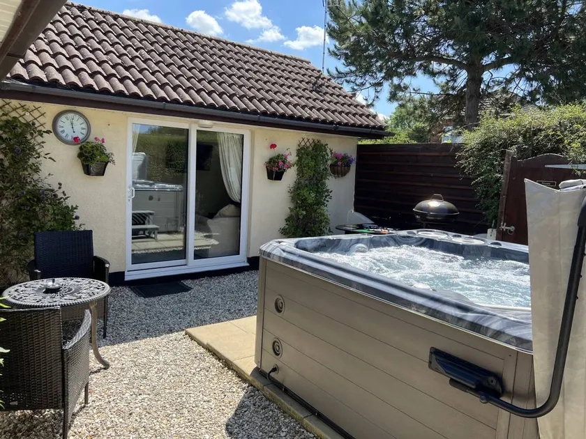 Cottage with garden, barbeque & hot tub - Image 1