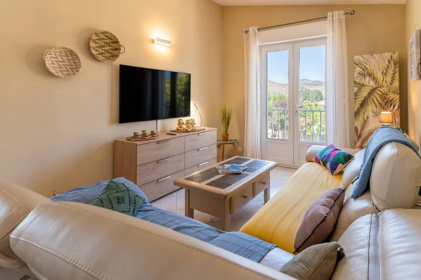Holiday apartment with BBQ, garden & terrace | Garden view - Image 1