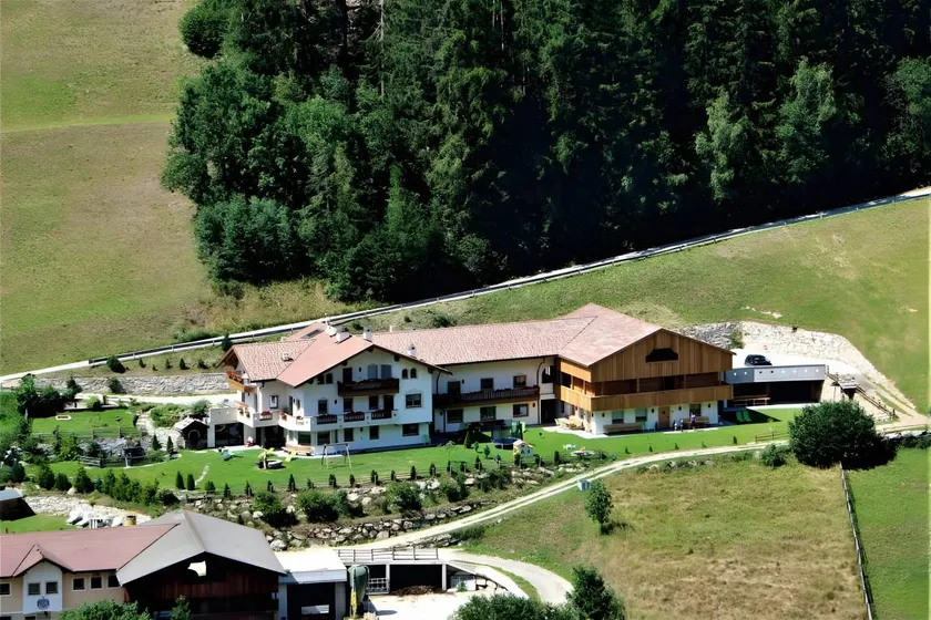 Family-oriented beautiful holiday apartment with barbecue, garden & hot tub | Mountain view | Pet-friendly - Image 1