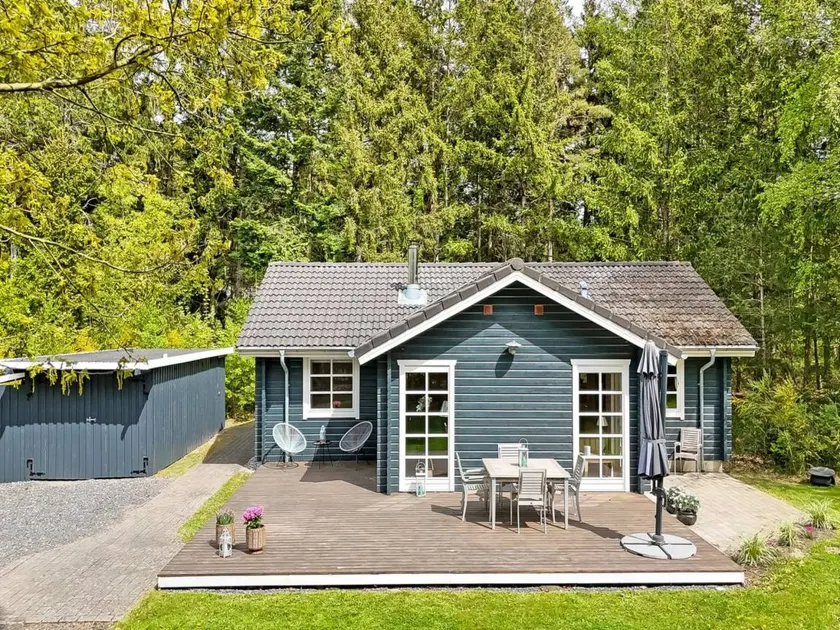 Holiday home with barbeque & terrace - Image 1