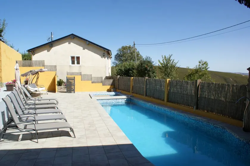 Familienfreundliche Ferienwohnung mit Pool, Garten und Grill | Bergblick | Haustiere sind willkommen - Image 1