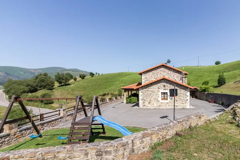 Children-friendly house with barbeque, garden & terrace | Mountain view | Perfect for remote work | Pets allowed - Image 1