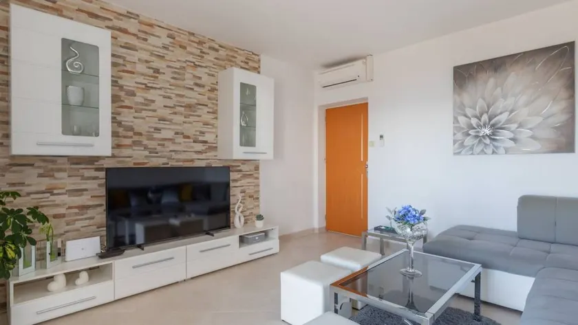Fully equipped charming apartment with terrace | Next to the beach - Image 1