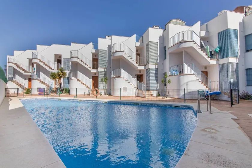 Holiday apartment with pool - Image 1