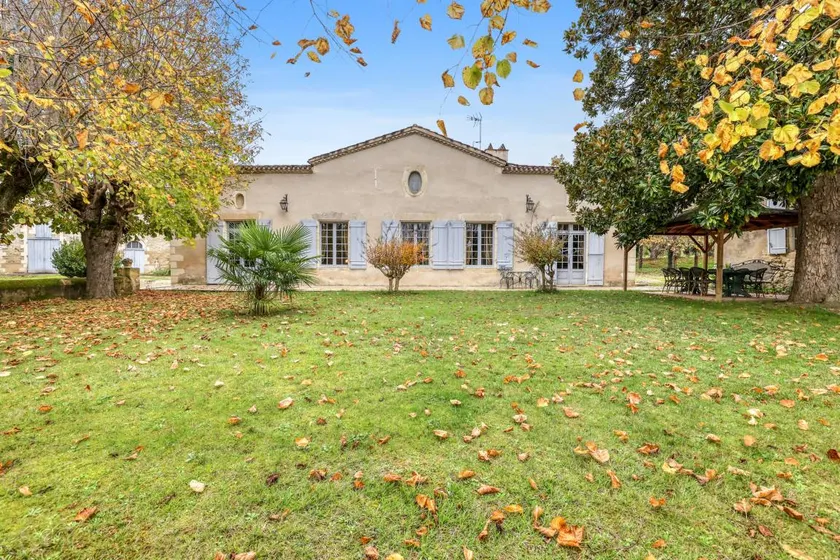 House with barbeque, terrace & garden - Image 1
