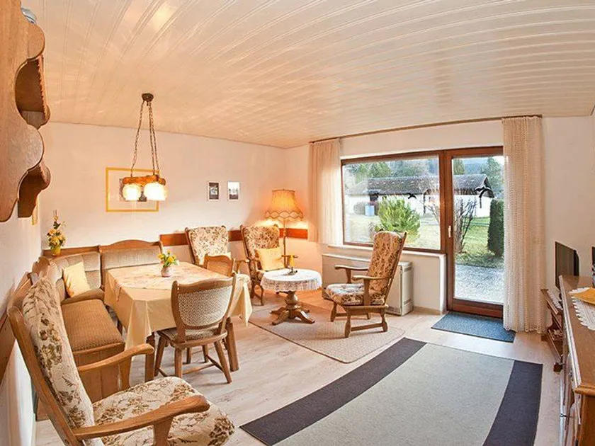 Holiday home with garden, heated pool & terrace - Image 1
