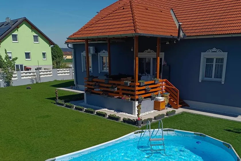 Holiday home with garden, pool & barbeque | Mountain view - Image 1