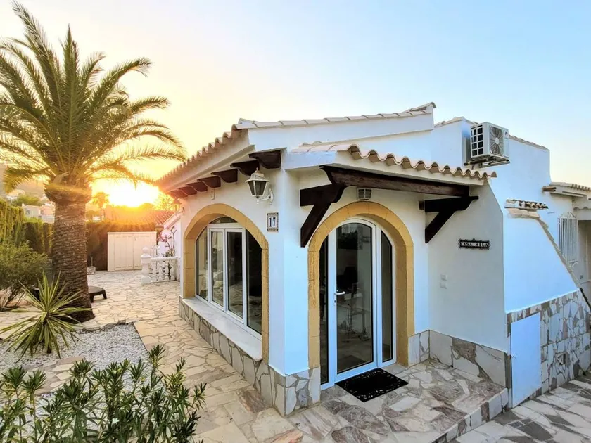 Fully equipped lovely holiday apartment with pool, garden & BBQ - Image 1