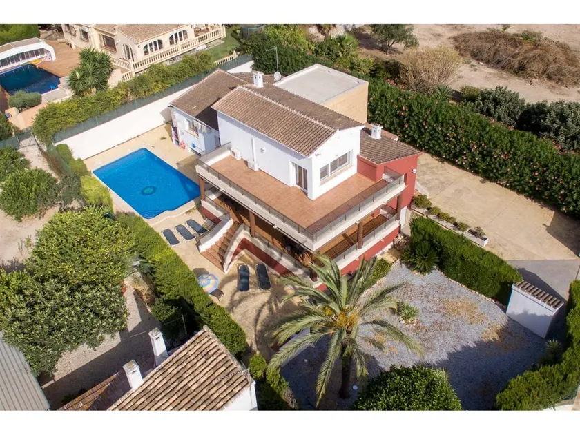 Villa with terrace, private pool & garden - Image 1