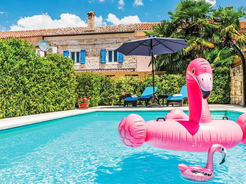 Fully equipped house with barbeque, garden & private pool - Image 1