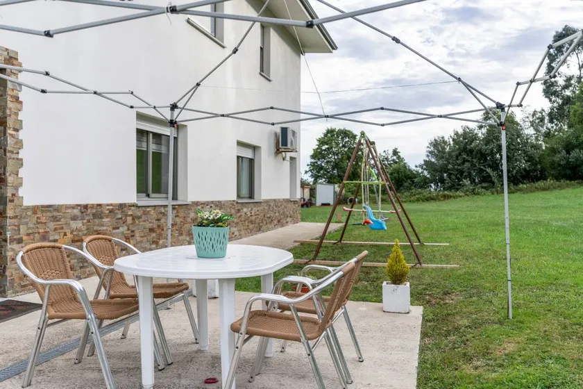 La Fuente Ribadeo 1 Apartment with Mountain Views, Wi-Fi, and Air Conditioning - Image 1