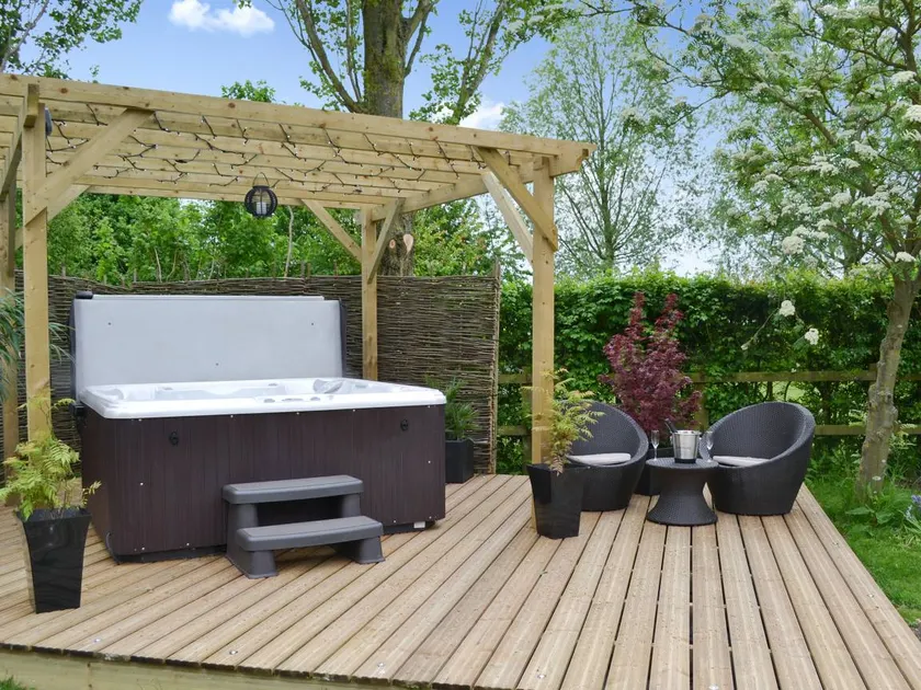 Cottage with terrace, barbecue & hot tub | River view - Image 1