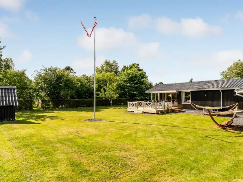 Holiday home with barbeque & terrace - Image 1